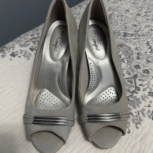 Life Stride Elegant Gray Peep-Toe Heels - Picture 1 of 4